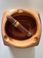 Cendrier avec cigare en bois Cuba