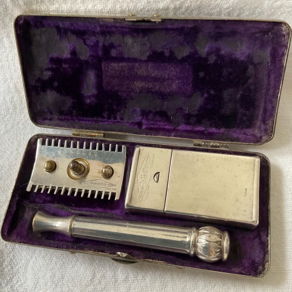 Gillette Rasoi & Lamette da barba: Antik Rasier Reiseset Gillette versilbert mit Original Etui – Usato da Otelfingen venduto da Markthalle_C
