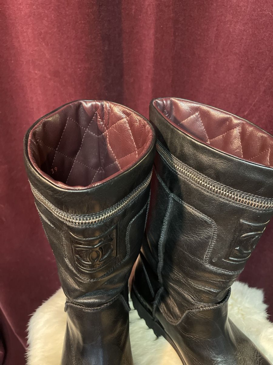 Chanel Scarpe da donna: Coco Chanel Cocoon Leather Horizontal Zip Boots Black – Nuovo (secondo la descrizione) da Montreux venduto da Yss_Boutiqu3 2