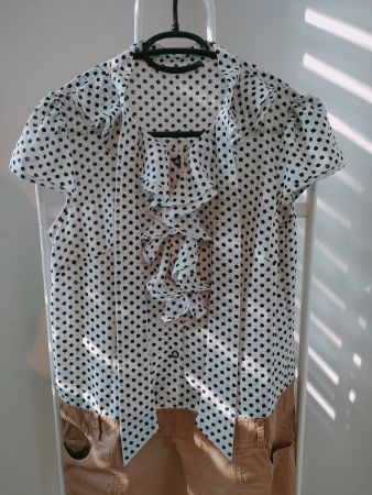 Originales Kleid mit schwarzen Punkten als Muster