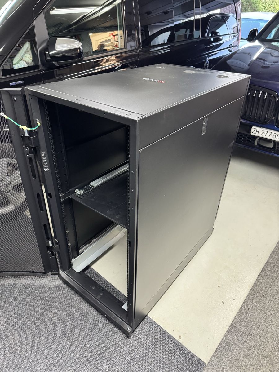 Apc Racks & Cavalletti: APC NetShelter SX 24U Server Rack – Usato da Winterberg ZH venduto da Motti5