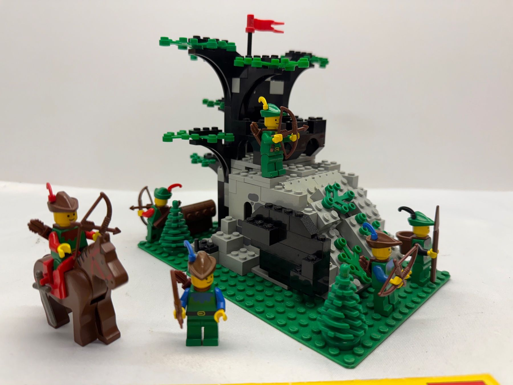 Lego Kit di costruzioni: LEGO Castle 6066 Camouflaged Outpost - Forest Men – Usato da Burgdorf venduto da Pistar 1