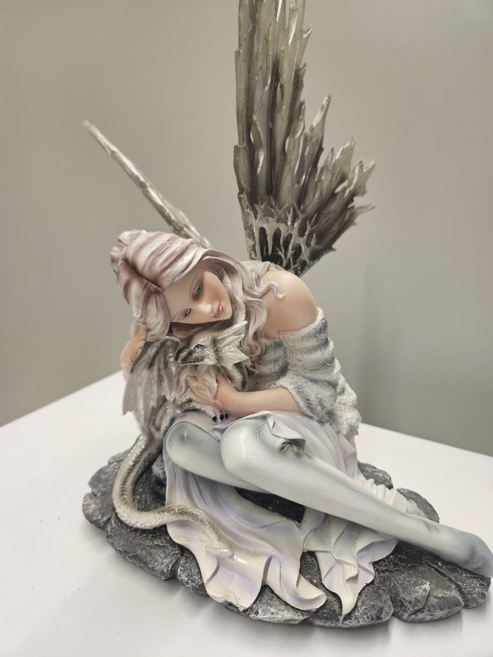 Statuette: Elfe mit Baby Drachen  – Nuovo (secondo la descrizione) da Dielsdorf venduto da Kenan997