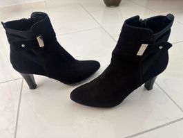Stiefelette in schwarz-neuwertig 