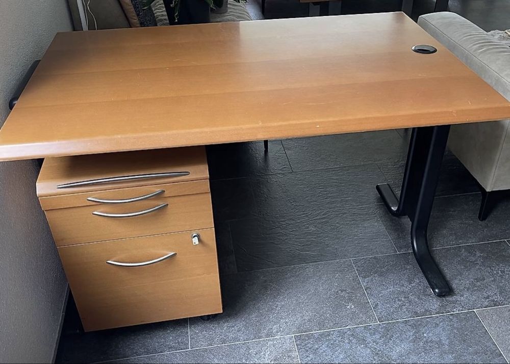 Scrivanie: Schreibtisch Massivholz mit Schubladencontainer – Usato da Siebnen venduto da vmi_t5dl