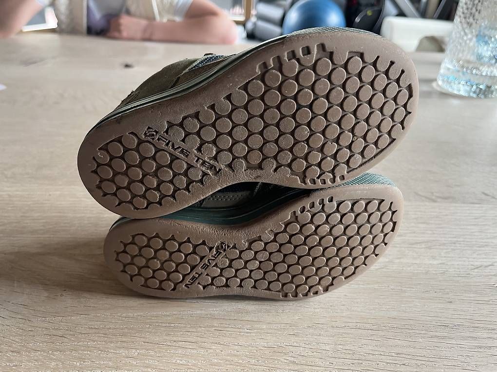 Schuhe für Jungen: 5/10 Adidas Kinderbikeschuh Grösse 31/32 – Gebraucht aus Lantsch/Lenz von gei_m7d6