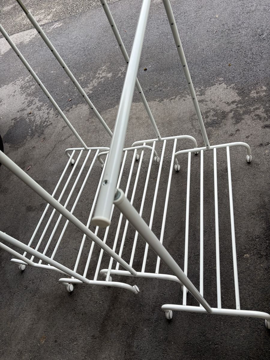 Ikea Porte manteau: Kleiderständer weiss Rollen 3 Stk. Metall  – D'occasion à Burgdorf par VouSchoen 1