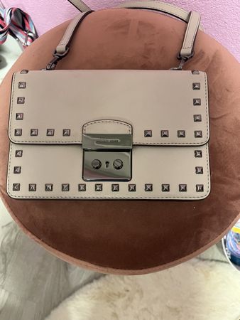 Sac bandoulière Michael Kors clouté beige occasion 54 caract