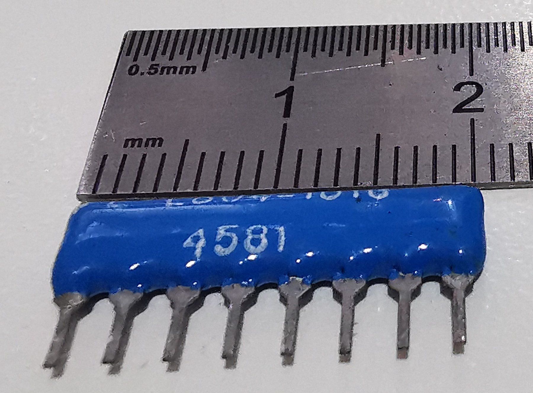 Componenti elettronici: Widerstandsarray 4 x 100 Ohm – Nuovo (secondo la descrizione) da Oberwangen b. Bern venduto da Vittorio0 4