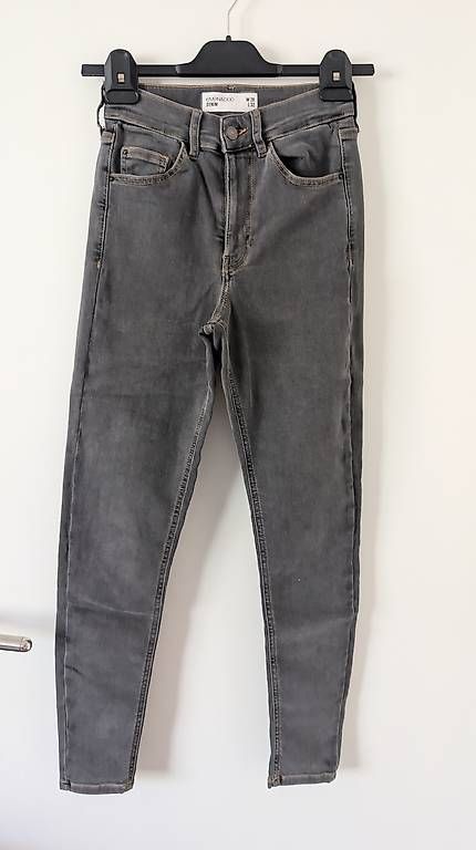 Jeans: Graue Skinny Jeans 28/32 – Gebraucht aus Erschwil von andora00 1