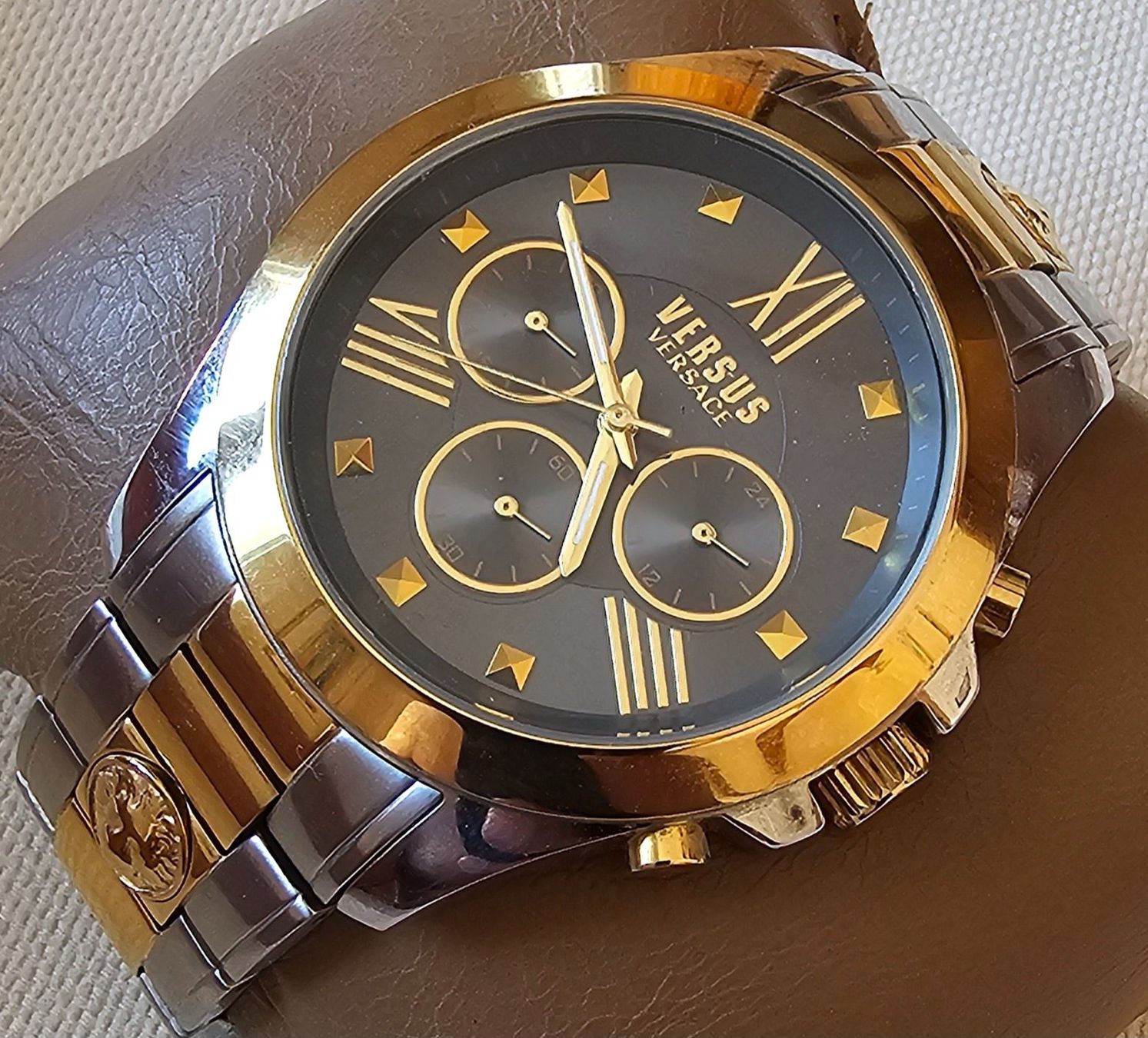 Versace Orologi: VERSUS VERSACE Chrono Elegante Herrenuhr 47mm – Usato da Speicher venduto da Lemore 4