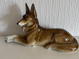 Figurine chien en porcelaine marron position couchée