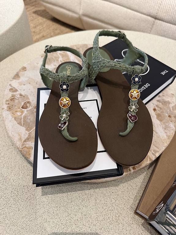 Chanel Chaussures femmes: CHANEL SANDALEN OLIVE – Neuf (Voir description) à Schwyz par bofb