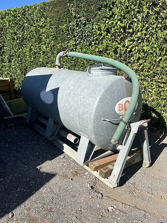 Abbeveratoi e trogoli: Citernes galvanisé 2000L – Usato da La Croix-de-Rozon venduto da bas_l7vw