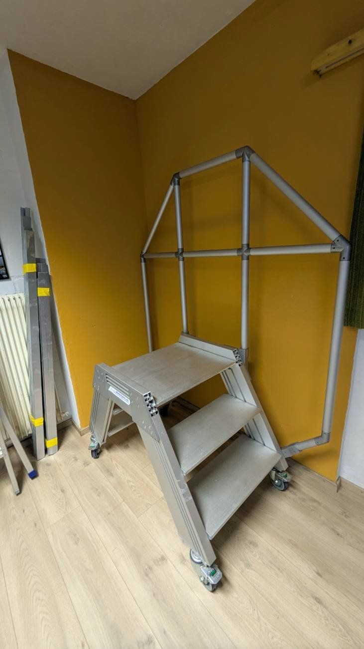 Scale: Treppenüberstieg mit lenk- und bremsbaren Rollen – Usato da Ueberstorf venduto da Tele5 1