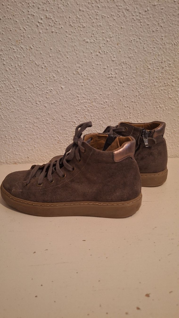 Schuhe für Jungen: Schuhe Mädchen 34, Wildleder Braun – Gebraucht aus Richterswil von C011 2