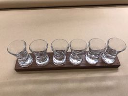 6 Shot Schnaps Tequila Grappa Gläser auf Nussbaum Brett