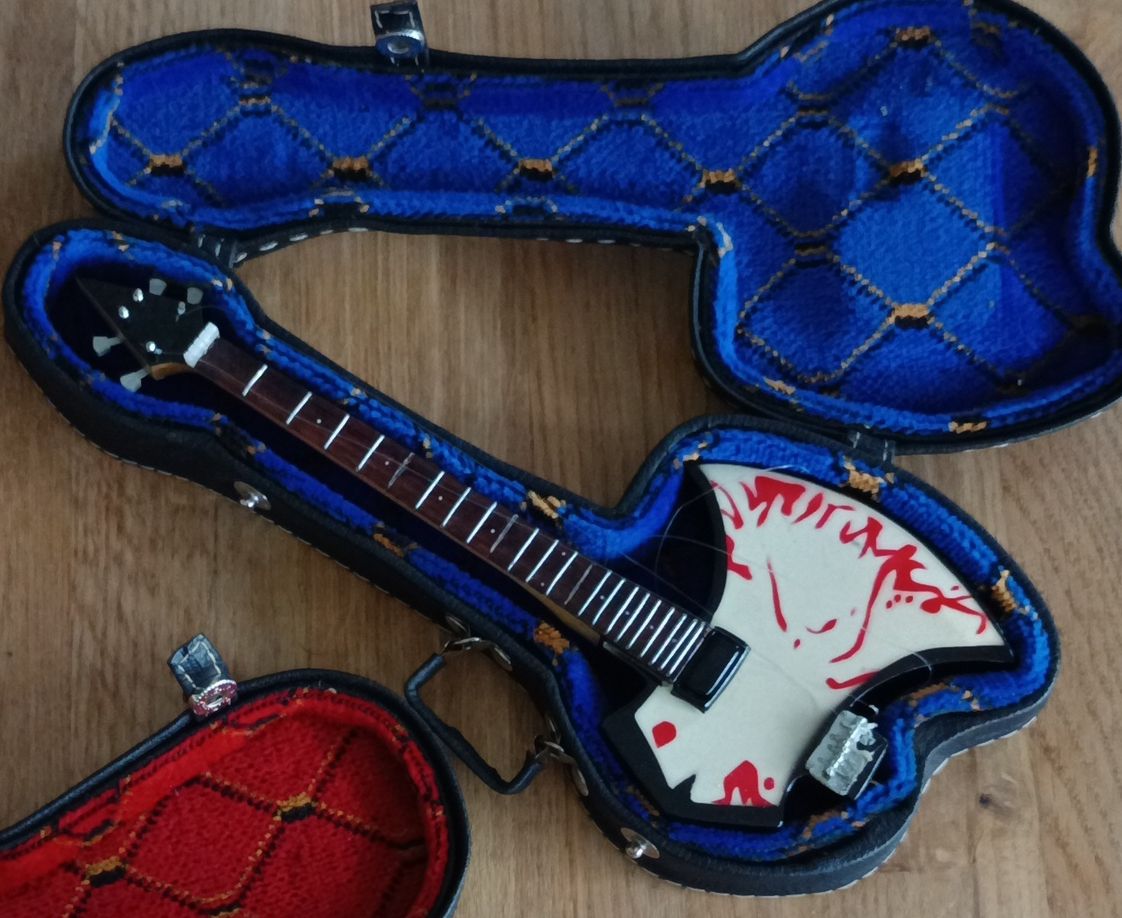 Tutte le decorazioni: Guitare Electrique Déco avec Étui – Usato da Niederbipp venduto da Djojoladouille