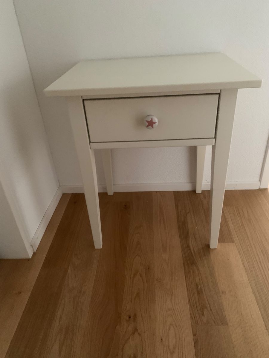 Ikea Tables de nuit: Nachtisch Ikea Hemnes – D'occasion à Bassersdorf par ca.44