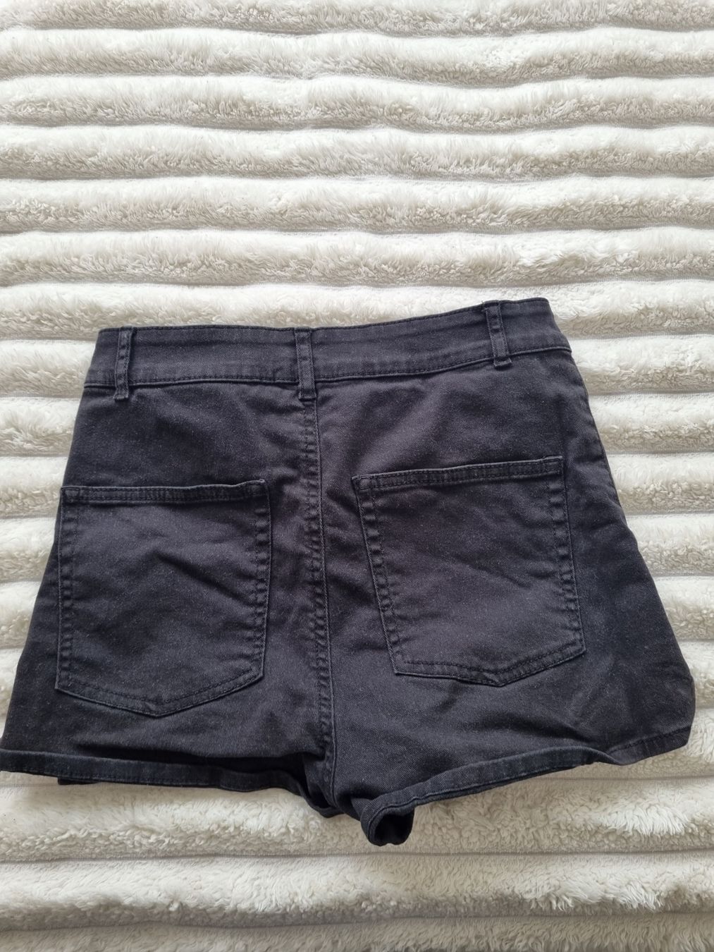 H&M Pantaloni: Short noir H&M Divided taille 36/165 – Usato da Riddes venduto da pierre-a-facettes 2