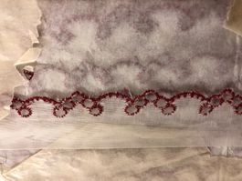 antike Spitze (St. Gallen) roter Rand , 2,5 cm breit