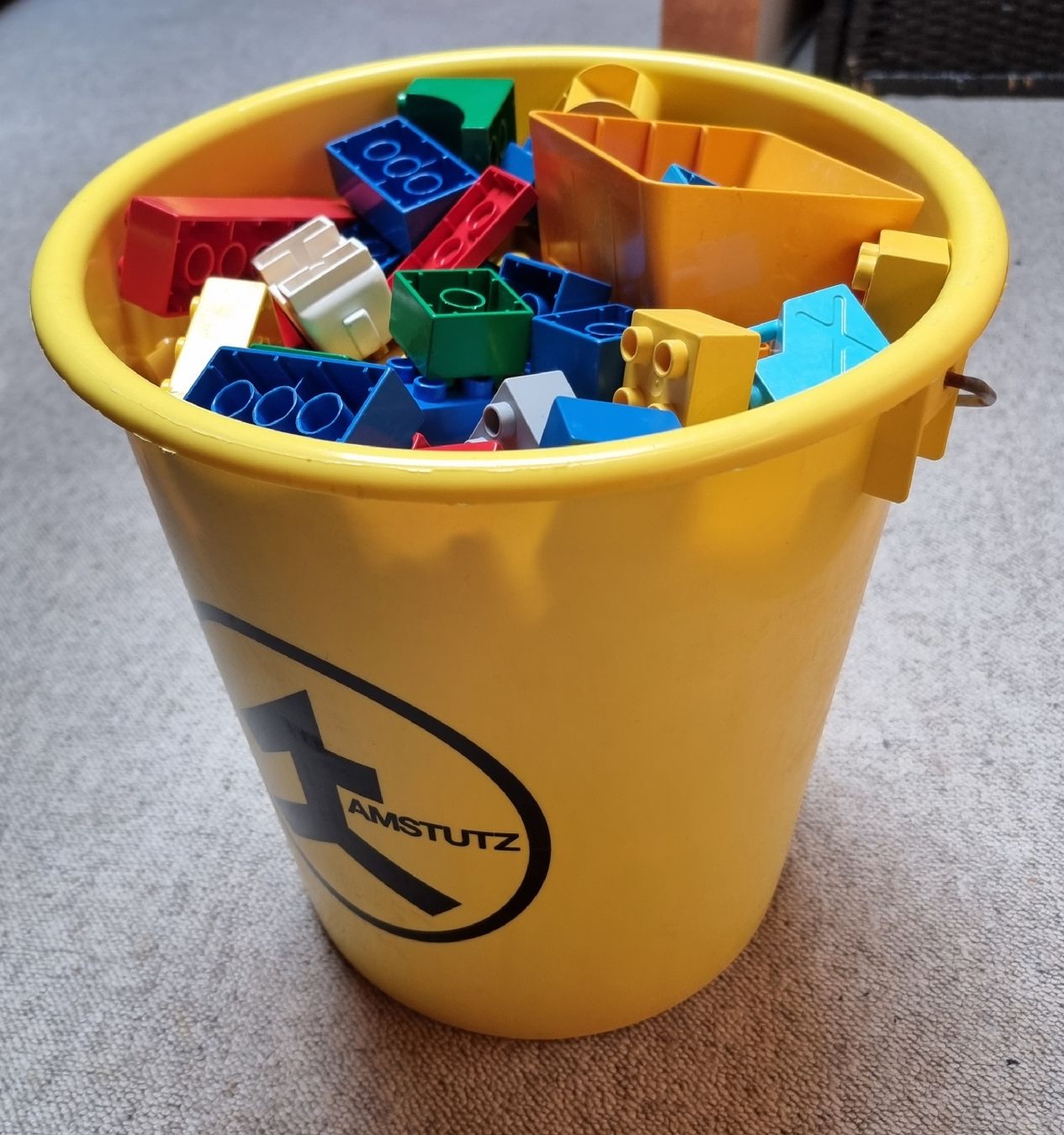 Lego Spielzeuge: Lego Duplo Bausteine gemischt in grossem gelbem Eimer  – Gebraucht aus Rifferswil von sandra0010 1