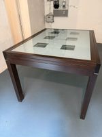 Esstisch aus Holz und Glas