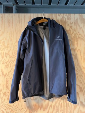 Neuwertige Arcteryx Beta SL Jacke, Grösse L, Black Sapphire