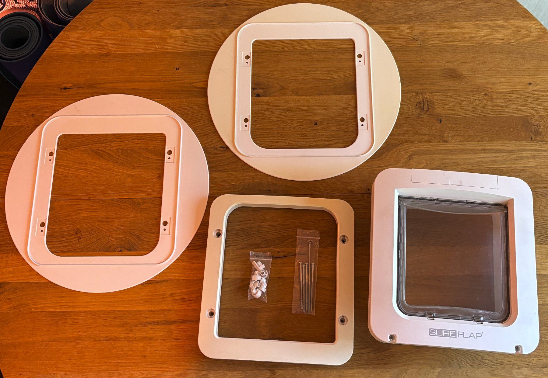 Chatières: SureFlap mikrochipgesteuerte Katzenklappe mit Montageadapter – D'occasion à Fahrweid par diamondsonmars 3