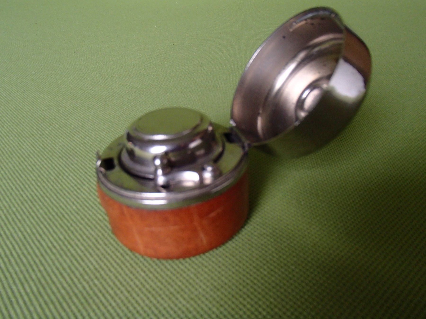 Accessoires: antikes kleines Reise Tintenfässchen mit Leder eingefasst – D'occasion à Schöfflisdorf par pullux 3