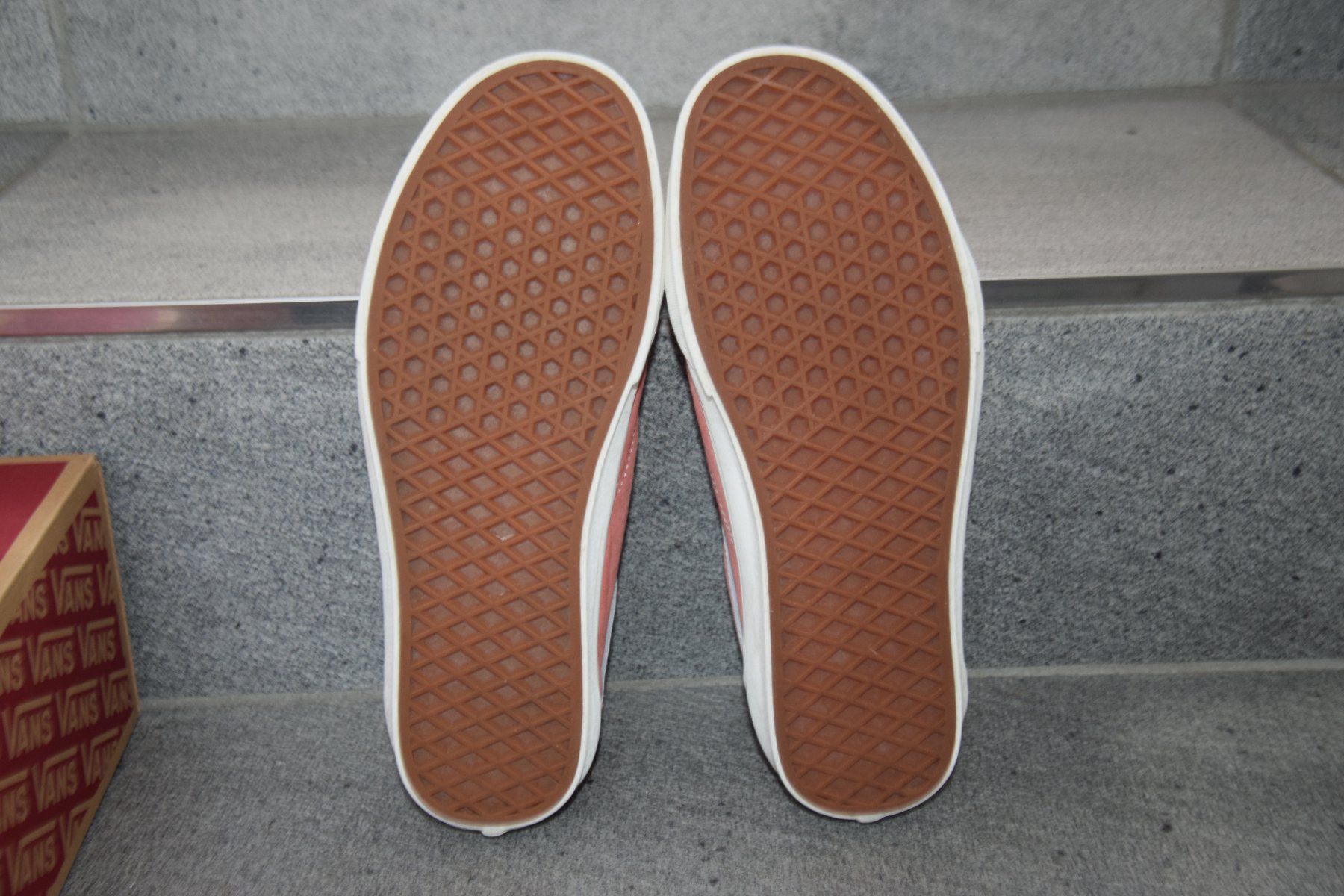 Vans Scarpe da uomo: Vans Old Skool Classic Pink Salmon Suede gr. 41 – Usato da Mezzovico venduto da finsteraar 4