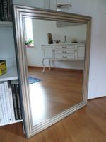 Wunderschöner, schlichter und aparter Wandspiegel weissgold