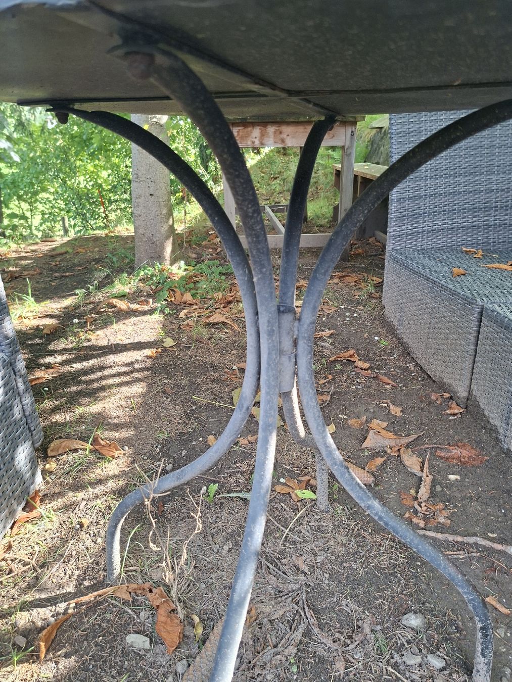 Set di tavolo e panche: Garten Tisch und Stühle – Usato da Wolfhalden venduto da goovy 3