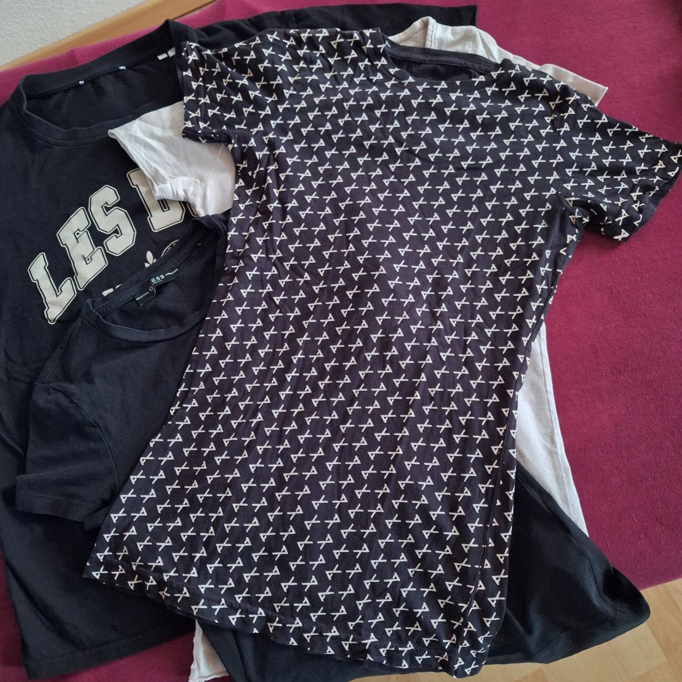 Guess Lotti di vestiti: T-Shirt Set, Guess,etc. Grösse S/M – Usato da Hettenschwil venduto da Schneuggi2 3