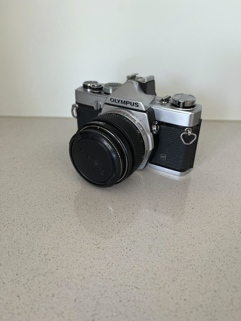 Olympus Fotocamera: Olympus OM-1 argentique avec 5 objectifs Zuiko – Usato da Sugiez venduto da pac_5swd 1