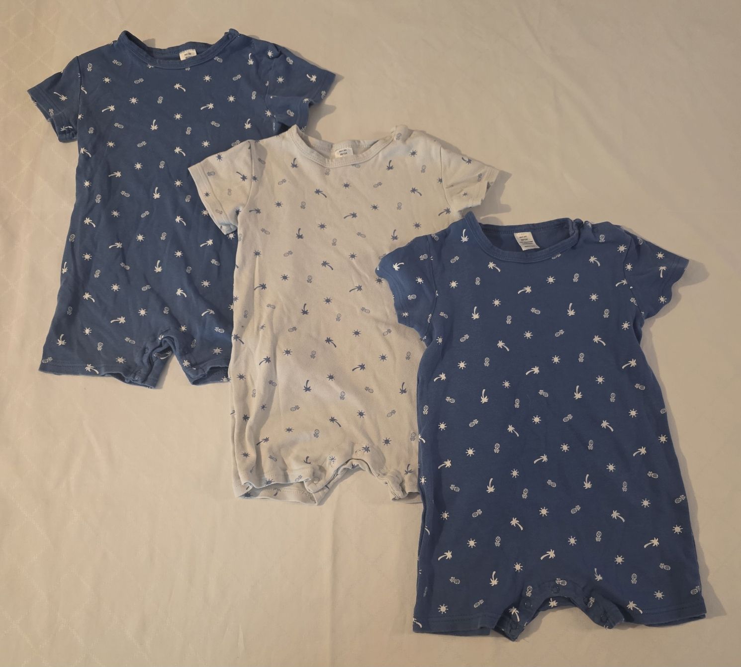 Pyjamas & Ähnliches: Kurzarm Pyjamas mit Palmenprint Grösse 98/104 – Gebraucht aus Hermrigen von R20121989