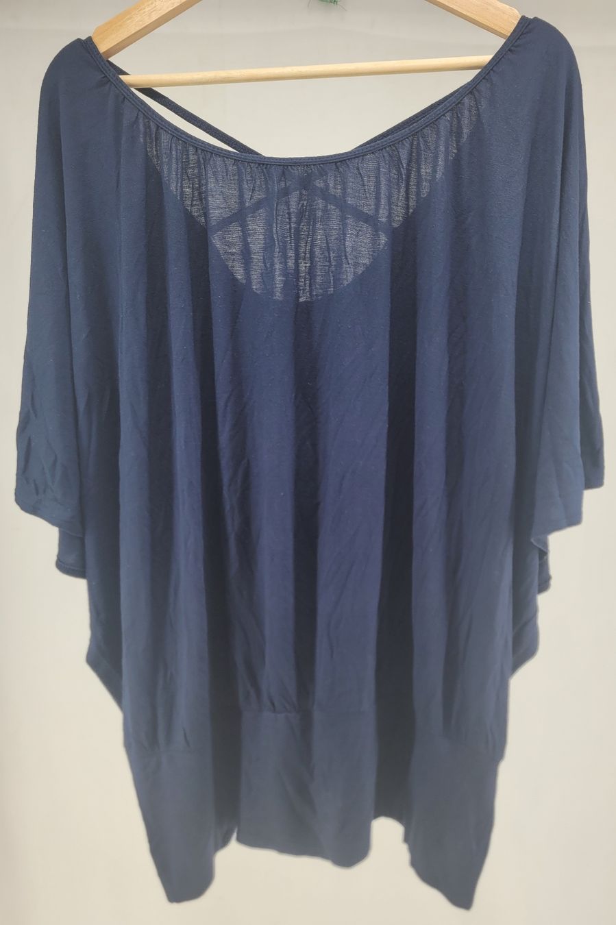 Top: PULL bleu marine Chauve-souris – Usato da Lausanne venduto da PlusValue_Lausanne
