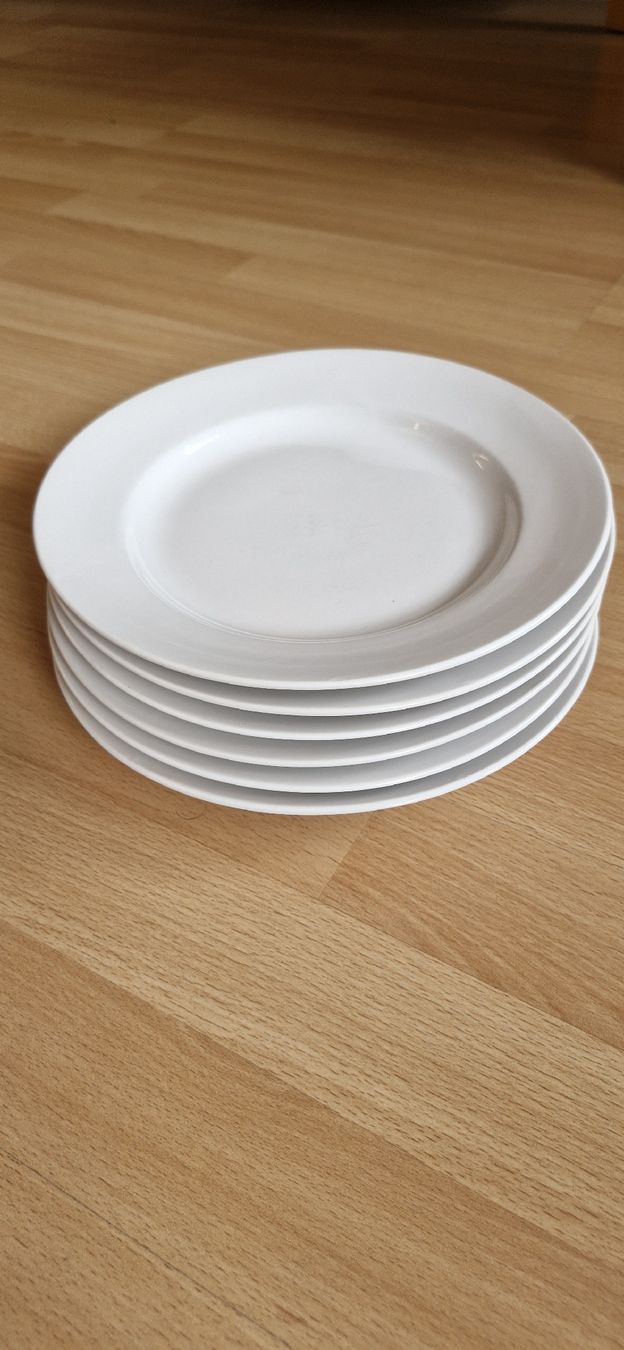 Set di piatti: Geschirr Set weiss gebraucht verschiedene Teller – Usato da Rupperswil venduto da Cielo46 1