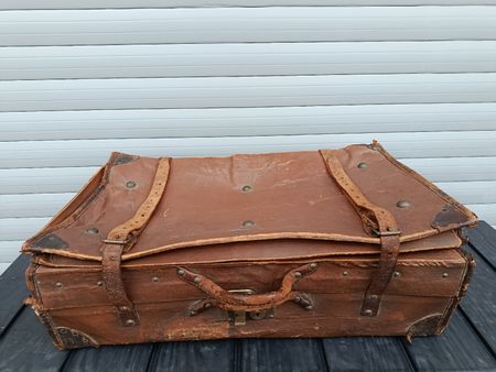 Alter Reisekoffer aus Leder braun mit Gebrauchsspuren