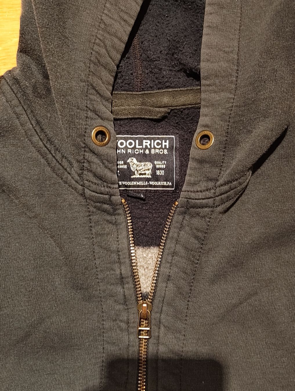 Woolrich Maglioni & Felpe: Woolrich zip-up Hoodie – Usato da Muri b. Bern venduto da SauceBernoise 1