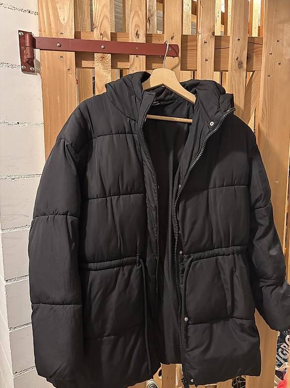 H&M Vestes: Schwarze H&M Winterjacke – D'occasion à Dübendorf par tay_jcn7