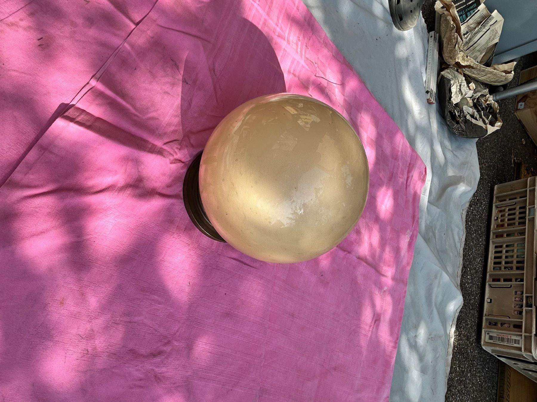 Lampade: Antike schöne Kugel Lampe mit Metallfassung – Usato da Bremgarten b. Bern venduto da Thermes 1