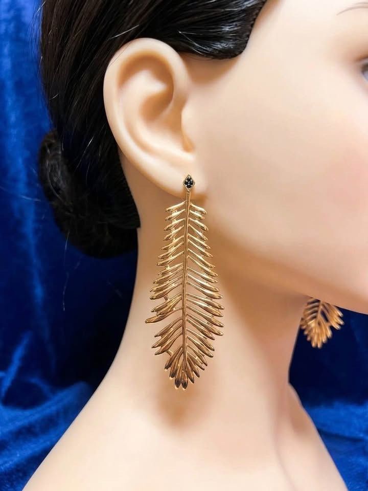 Orecchini pendenti & Orecchini a lobo: Boucles d'oreilles Plume Dorée – Nuovo e nell'imballaggio originale da St-Maurice venduto da Sandrinette123