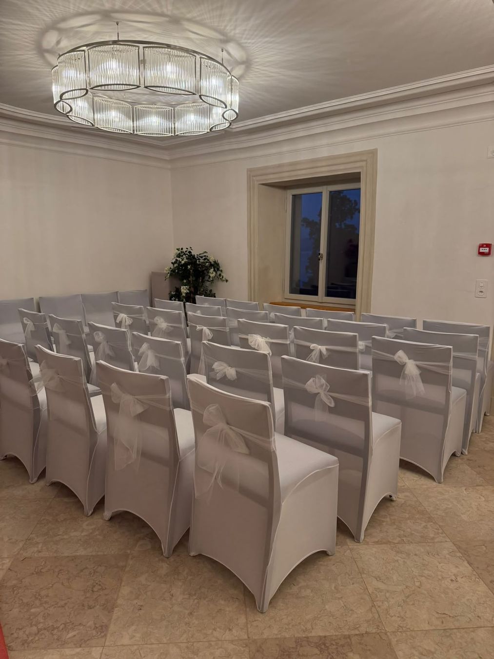Tutte le decorazioni: 40 weiße Stuhlhussen, Hochzeiten – Usato da Kastanienbaum venduto da swi_8n56