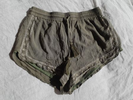 🐸 SHORTS oliv mit Goldstickerei S