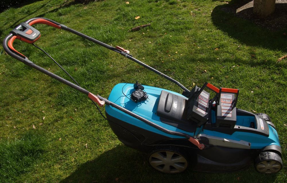 Akku Rasenmäher Gardena 36Li mit 2 Akku, 1 Ladegerät Kaufen auf Ricardo