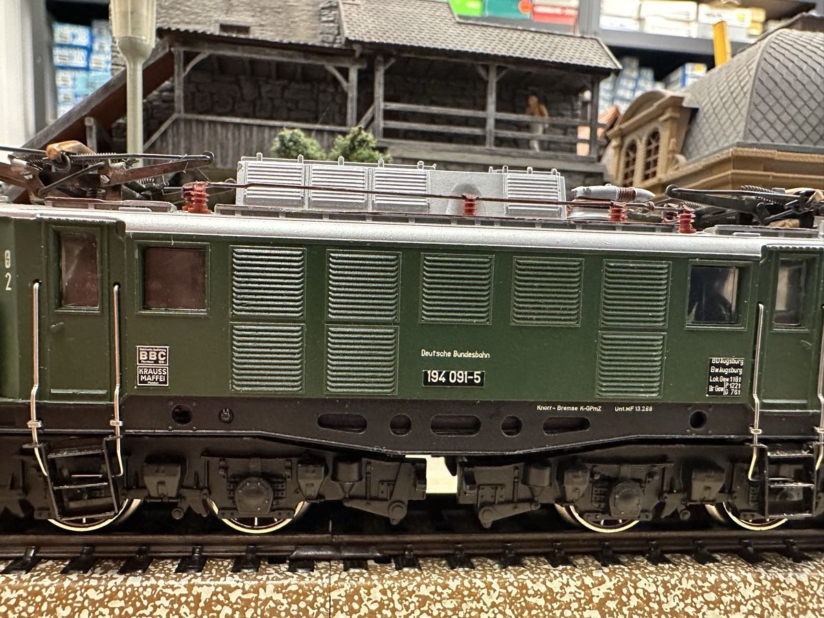 Märklin Modellini di ferrovie: Märklin 3022 DB BR 194 – Usato da Lupsingen venduto da New-Haven 1