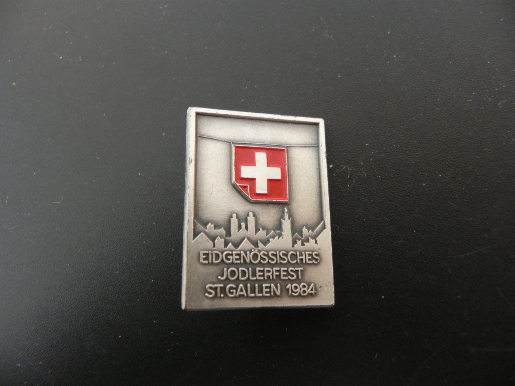 Broschen & Nadeln: Altes Abzeichen Eidg. Jodlerfest St. Gallen 1984 – Gebraucht aus Biel/Bienne von Gogolozi