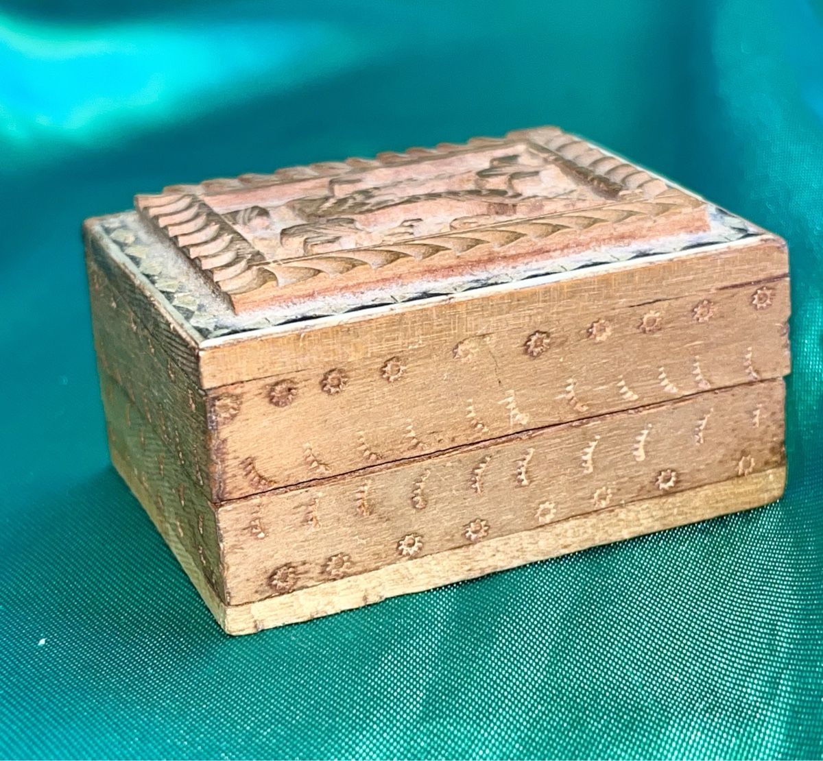 Portagioie: Holzschatulle handgeschnitzt mit Mosaik-Einarbeit – Usato da Zürich venduto da Juancarlos1 1
