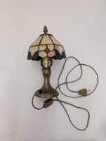 Antike Tischlampe im Tiffany-Stil, nostalgisch, warmes Licht